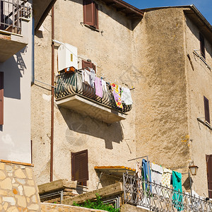 意大利阳台上晾晒的干衣图片