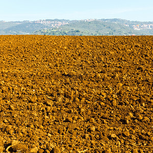 秋天托斯卡纳的犁田图片