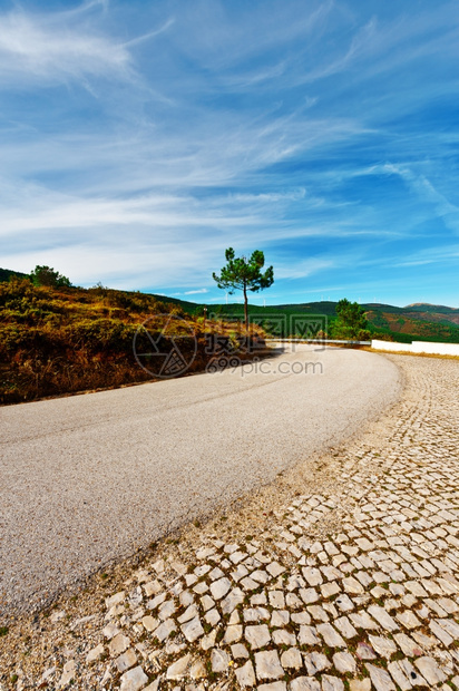 葡萄牙山之间的斜坡路图片