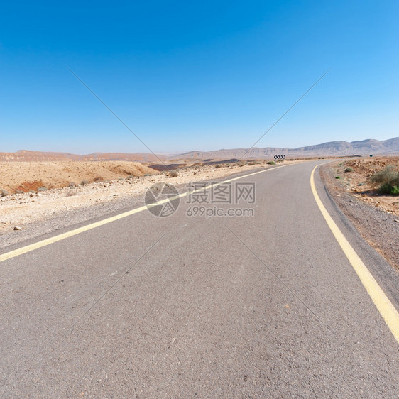 沙漠中的道路图片