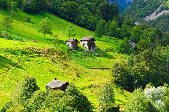 意大利阿尔卑斯山的小村庄高地图片