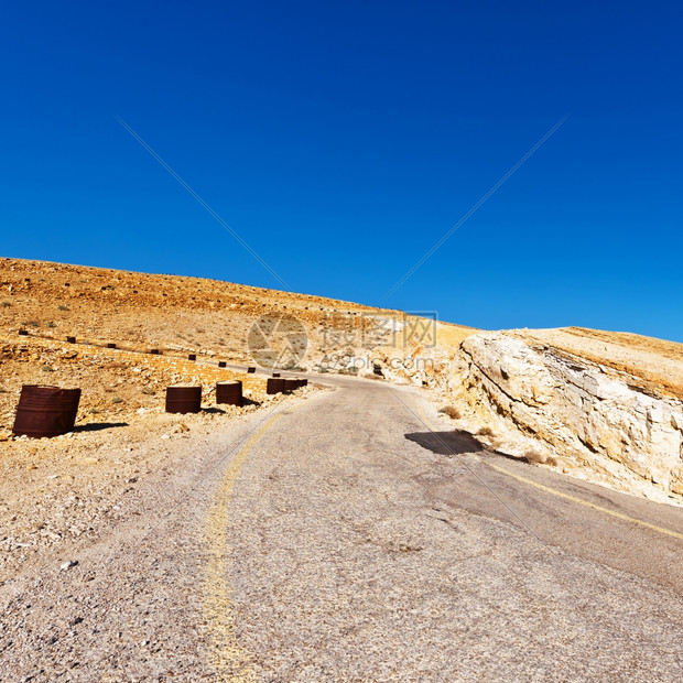 沙漠的风向偏斜道路图片