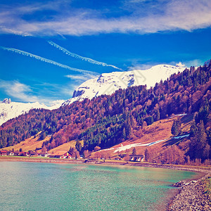 瑞士雪峰阿尔卑斯山脉背景下的区湖Instagram效应图片