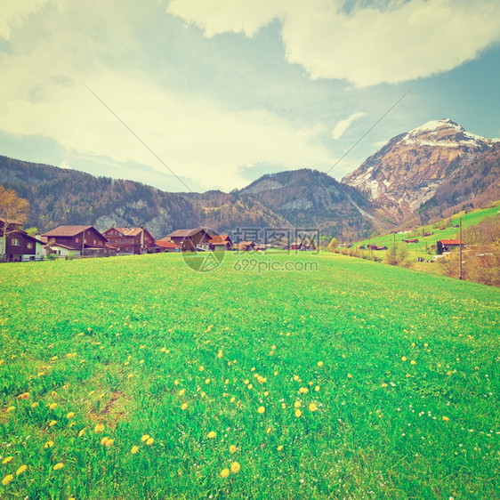 由梅多斯环绕的瑞士小城镇环绕着白雪阿尔卑斯山脉Instagram效应图片