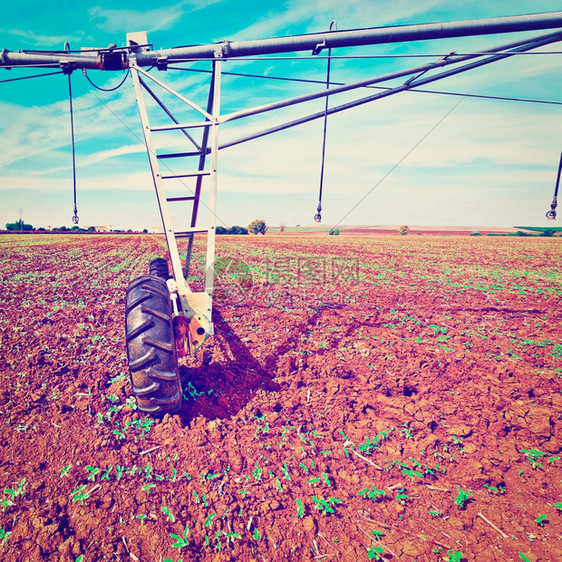 西班牙田地上喷水器灌溉Instagram效应图片