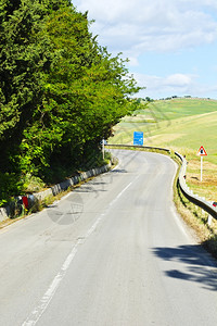 西里山小麦田间阿法特路图片