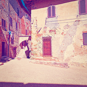 意大利城与旧楼的狭小街道Instagram效应图片