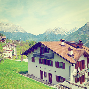 意大利阿尔卑斯山的小型城市高地Instagram效应图片