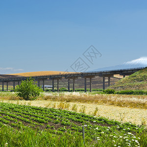 西里有公路桥的景观图片