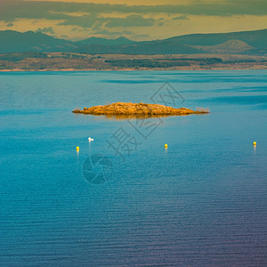 西班牙山湖上的日落Instagram效应图片