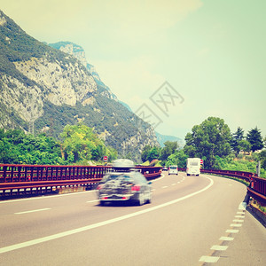 意大利阿尔卑斯山现代高速公路交通Instagram效应图片