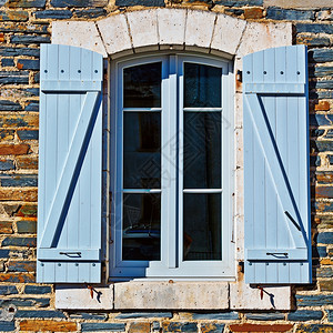 带有OpenWooden开木制关器的法国窗口图片