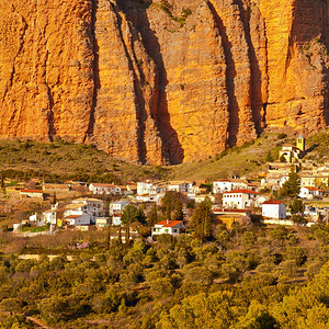 比利牛斯山脉岩脚上的西班牙中世纪村图片