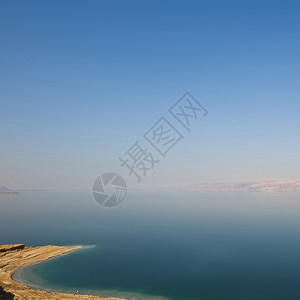 以色列死海岩石上的盐图片