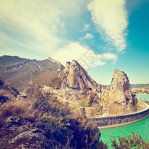 西班牙阿拉贡河上的混凝土大坝Instagram效应图片