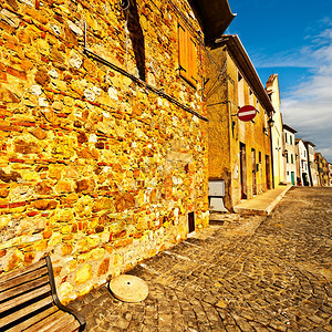 意大利特雷维纳诺市与旧楼的窄巷图片