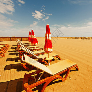 低季海滩伞和太阳床图片