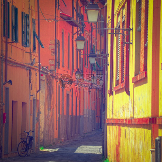 意大利比萨市旧楼的窄巷Instagram效应图片