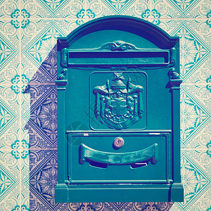 墙上用葡萄牙陶瓷砖装饰的邮箱Instagram效应图片