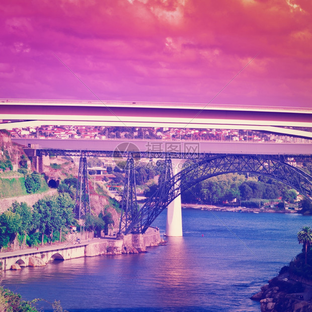 查看葡萄牙波尔图市历史中心日落instagram效果