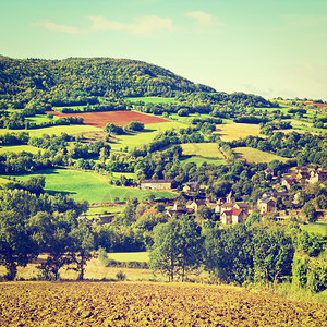 法国利木森牧场和耕地环绕的村庄Instagram效果图片