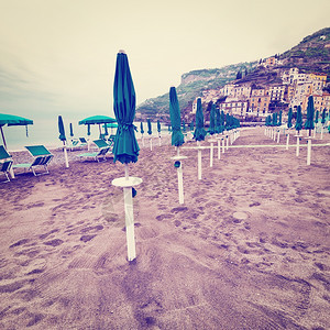 意大利实里市背景上的海滩伞Instagram效应图片