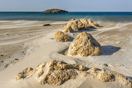 以色列地中海岸的一个小岛景象以色列风吹在沙滩上的丘图片