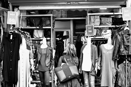 贾法时装店的女男模特儿以色列商店季节销售黑白照片图片