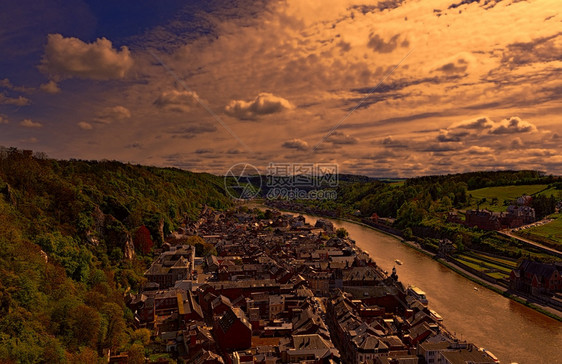 日落时分比利迪南特市Meuse河岸比利时美丽的小镇迪南特图片