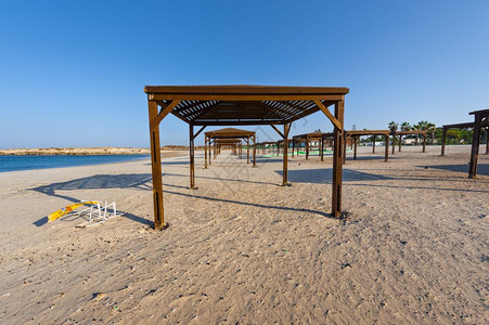 以色列地中海滩上的阳光阴影图片