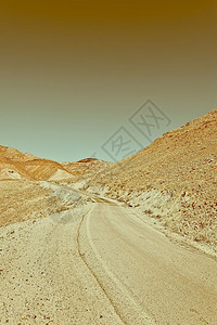 以色列内盖夫沙漠的风向偏斜路图片