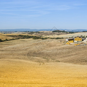 秋天在托斯卡纳草原上耕种的山坡收获后在田地上耕种的农村貌图片
