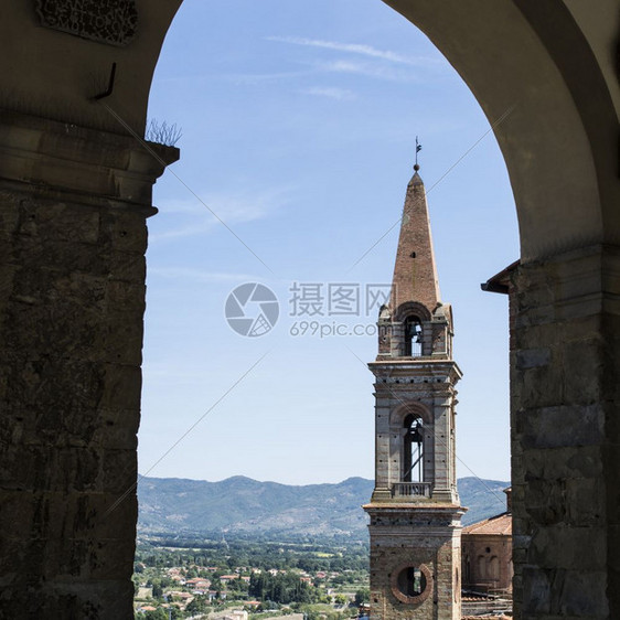 瓦萨里在意大利中世纪城市CastiglionFiorentino的Logia中通过Logia观察圣朱利亚诺教堂Castiglio图片
