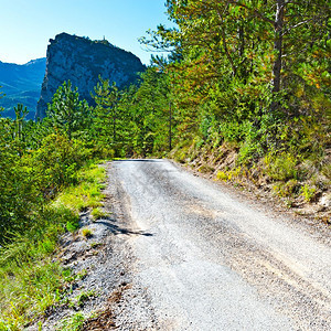 法国东南部阿尔卑斯德豪特普罗旺斯省森林之间的山区公路图片