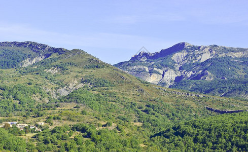 法国东南部阿尔卑斯德豪特普罗旺斯省的阿尔卑山地貌图片