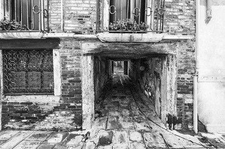 威尼斯老房子之间狭小的通道在中世纪意大利城街上有拱门黑白图画图片