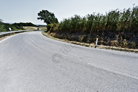 收割后托斯卡纳风景意大利犁田之间的道路被压平图片