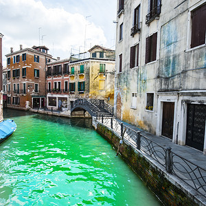 威尼斯位于由运河隔开桥梁连接的一组岛屿上Gondola是一条传统平底的威尼斯划船图片