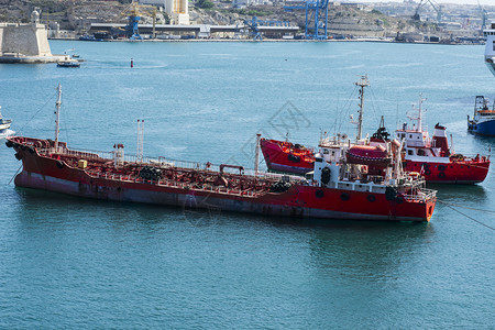 设计用于在马耳他港运输液化天然燃料的船图片