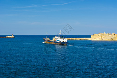 货船离开瓦莱塔港灯表示马耳他港口的入图片