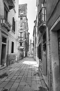 中世纪威尼斯建筑房屋因潮湿而剥离黑白相片图片
