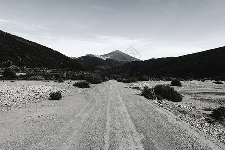 清晨在西班牙的欧洲峰极右碎石路图片