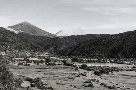 西班牙美丽的风景坎塔布里亚山脉的景色干河床在峡谷底图片