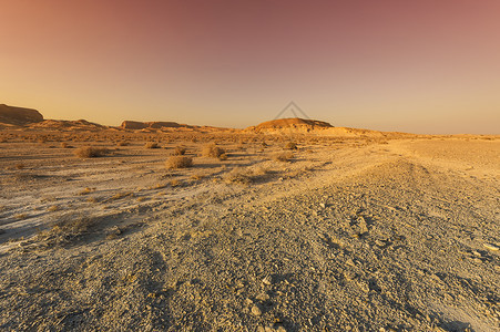 以色列内盖夫沙漠多彩的岩石山丘日落时中东令人惊叹的景色和自然质图片
