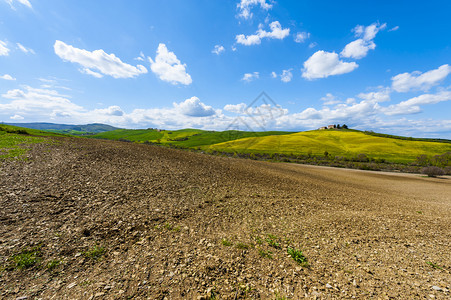 春初意大利有草原的地貌意大利农业山上耕地牧场和农舍图片