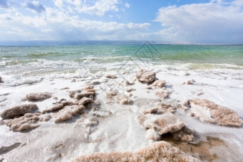 约旦死海滩上的晶盐背景图片