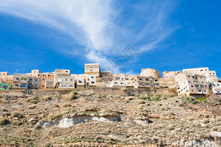 在约旦石丘上的Kerak镇图片