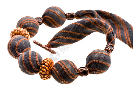 棕色丝绸纺织女士的珠被白孤立背景