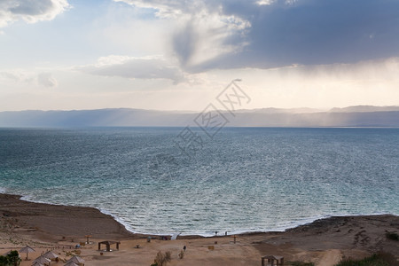 晚上在约旦死海岸沙滩图片