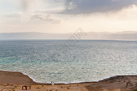 晚上在约旦死海岸沙滩图片